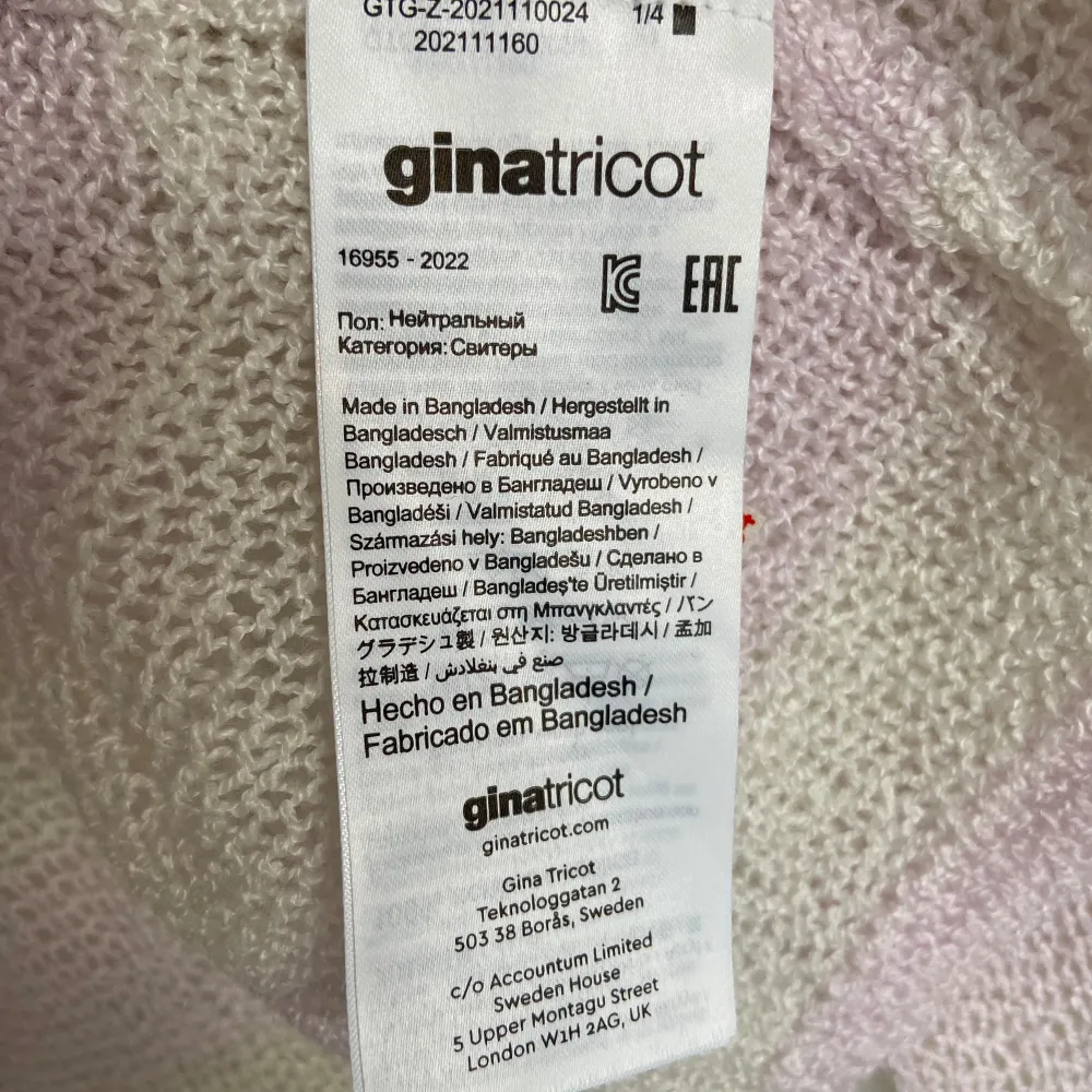 Tunn stickad crop top från Ginatricot, i nyskick med lapparna kvar. Orginalpris 199kr. Storlek 146/152 men passar även S/M. Rosa och vit randig.. Toppar.