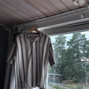Skjorta för sen sommaren - Knappt använd skjorta från pull and bear. Den har tjockare tyg, helt perfekt för de dagarna de tunna skjortorna är för kalla att använda. Den passar mig perfekt som är 185