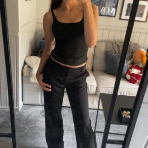 Kostymbyxor  - Jag säljer mina kostymbyxor då dem inte kommer till andvändning.☺️Andvända max två gånger så finns inga skador på byxorna! Köpta på Gina Tricot💕