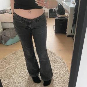 Lågmidjade jeans  - Säljer dessa fina lågmidjade jeans från ”Gina jeans”. Köpts här på plick men säljs vidare så jag inte använder dom. Storlek 29/32, passar mig som vanligtvis har S. 