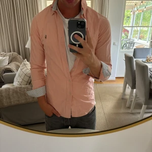Ralph Lauren skjorta - Hej, säljer nu min fina Ralph Lauren skjorta storlek S slimfit. Den är i nyskick och kommer vara otroligt snygg i sommar. Nypris 1500kr! Vi kommer att sälja liknande produkter nu i sommar så glöm inte följa profilen!🌊🍾