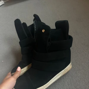 Skor  - Super coola skor som tyvärr inte passade. Super fina oxh liknar isabel marsnt skorna. De är i fint skick med lite små märken som går o tvätta bort om man vill det❤️de har en klack 