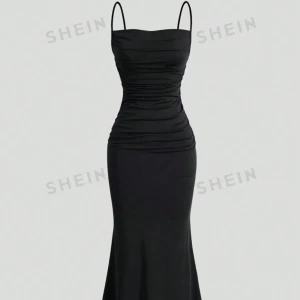 Svart klänning - En jätte fin svart klänning från shein som aldrig blivit använd. 