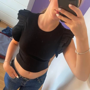 Zara topp - Säljer min zara topp med volang ärmar! Jättebra skick, endast använd ett fåtal gånger💕 Pris kan diskuteras!! Toppen har storleken Xs, men passar också mig som vanligtvis har S.