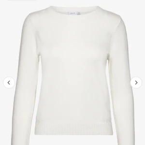 Vila stickad tröja  - Tröja ifrån Vila i storlek xs, den har blivit ganska nopprig därav priset. Den är mer vit i verkligheten (än på bild 2). Passar perfekt till hösten❤️🍁