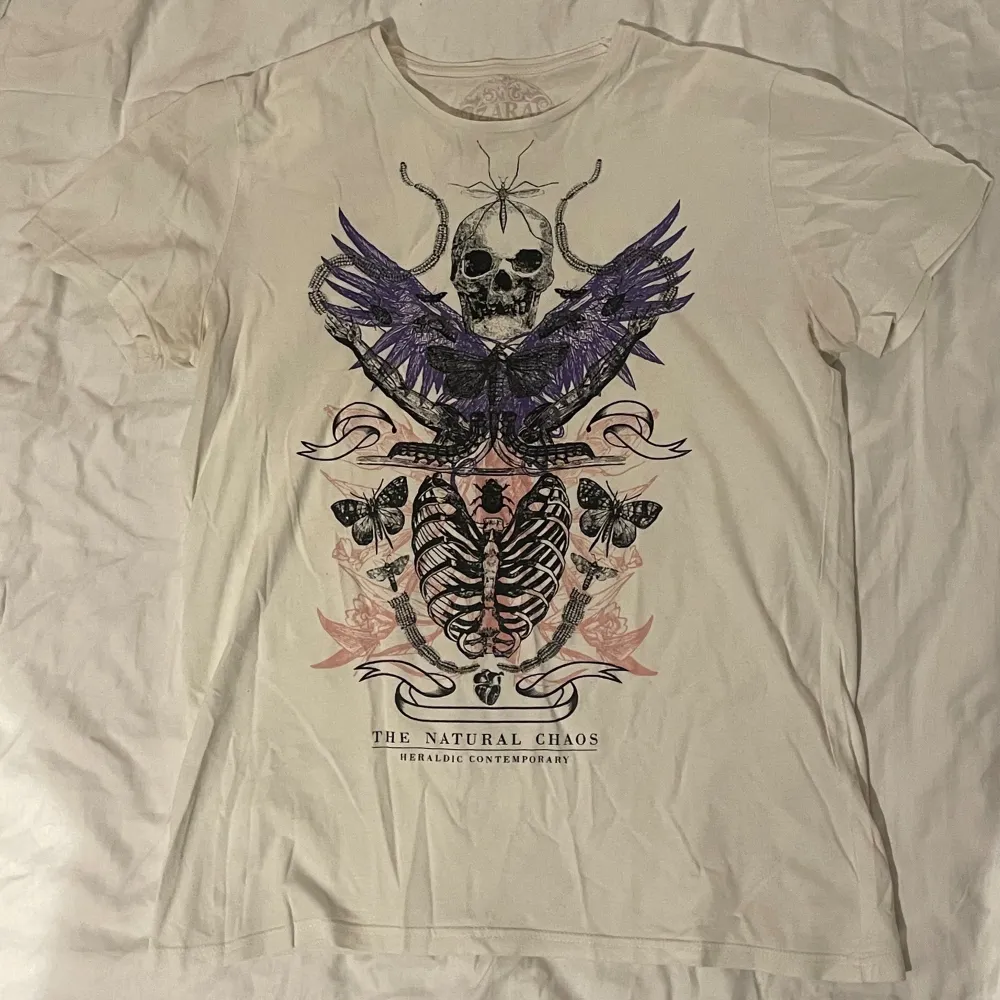 Cool tshirt med tryck på⭐️. T-paidat.