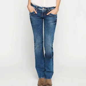 Ltb jeans - Säljer dessa lågmidjade jeans ifrån ltb som ej kommer till användning. De är lite slitningar/ sönder längst ner och även ett litet hål som blivit ihop sytt❤️