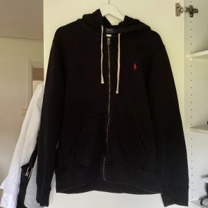 Polo Ralph Lauren zip tröja - Tjena, säljer min Ralph lauren zip tröja eftersom den inte kommer till användning. Storlek=M.    Skick=10/10 (aldrig använd).  Nypris ligger på cirka 2200. Vid frågor och funderingar är det bara att skriva till mig.