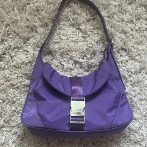 Lila väska  - En lila väska från märket silfen. Bara använd ett fåtal gånger.💜