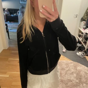 Svart juciy tröja - Denna svarta juciy tröjan är i bra skick men saknar banden därav priset, ord. Pris 1200kr