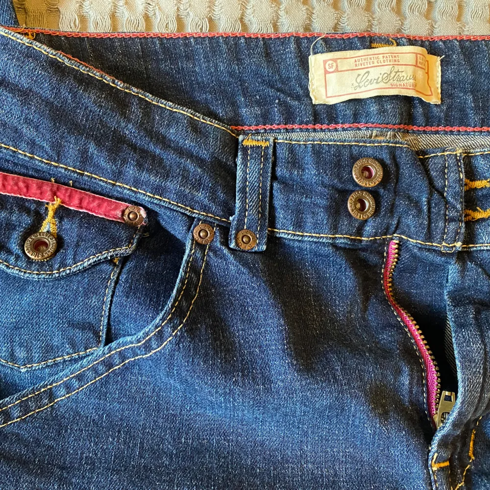 Superfina Levis jeans med många coola detaljer🩷 Innerbenslängden är ca 85cm. Skriv om du har en fråga eller vill ha fler bilder!😊 . Jeans & Byxor.