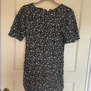 Mini klänning  - Mjuk och stretchig material❣️ Jättefin på kroppen  Galen fin mönster under sommaren 