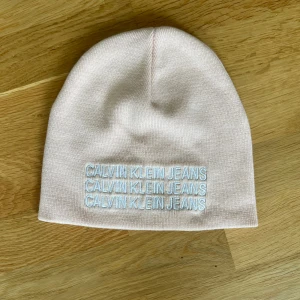 Calvin Klein Jeans mössa  - Superfin mössa från Calvin Klein jeans som aldrig använts - helt ny!  Hör av dig vid intresse och tveka inte med att ställa frågor 🥰