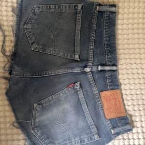 Levis shorts som jag aldrig använt då jag köpte i fel storlek så de är tyvärr för stora för mig): skit snygga i storlek w 30 säljer billigt då jag inte har andvändning för de(:❤️