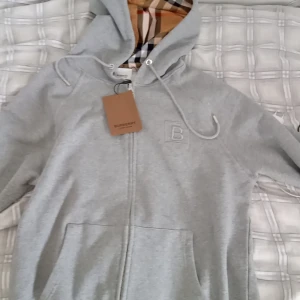 Burberry zip - Helt ny och använd bara en gång säljer för att den är lite för stor för mig o tänker att någon annan kmr ha större nytta av den. Pris kan alltid diskuteras vid snabb affär!