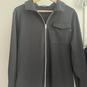 Overshirt  - Overshirt/ jacka från jack & jones, fint skick passar bra på hösten! Köpt för 800kr. Mitt pris 199kr! 