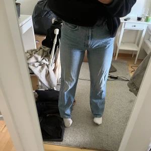 Blåa jeans - Blåa jeans från Gina tricot! Storlek 40, normal i storleken!