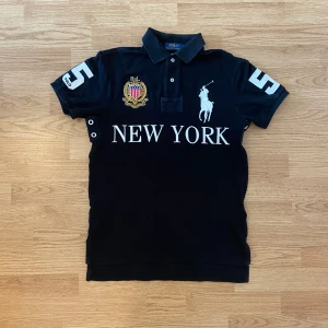 Ralph Lauren New York Polo/Pike - !skicka bud för snabb affär! Fet Ralph Lauren new york piké. Storlek S. Jätte bra skick fast litet märke på armen vilket går bort. Skriv om ni undrar någonting eller om ni vill ha fler bilder 📲