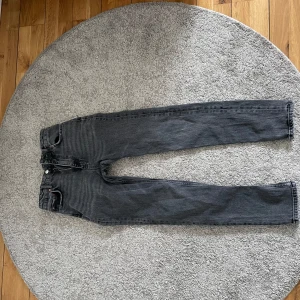 Fina basic mid wasted svarta jeans från gina tricot,säljs pågrund av ingen användning. Har används ungefär 3-4 gånger - Jeansen är i bra skick,lite slitna längst ner på jeansen 