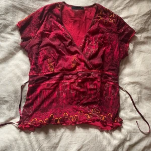 Röd topp - Röd topp med glittrigt mönster, två lager mesh och band att knyta med. Hör av dig vid frågor☺️