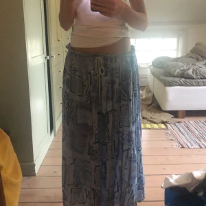 Långkjol  - Blå kjol med fint mönster💞Köpt på en loppis förra sommaren. Passar alla mellan storlekarna xs-xl då den är justerbar i midjan