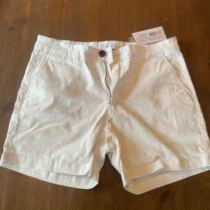 Vita shorts - Helt nya short med lapp kvar! Nypris 349kr