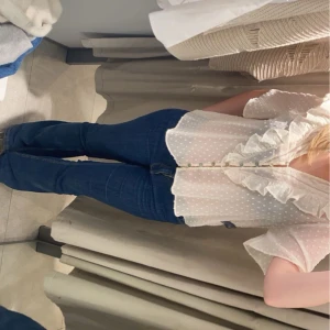 Jättefin blus - Jättefin blus från zara som är perfekt för alla tillfällen. Säljs så den inte kommer till användning✨Strl L men passar bra på mig som har M i vanliga fall.