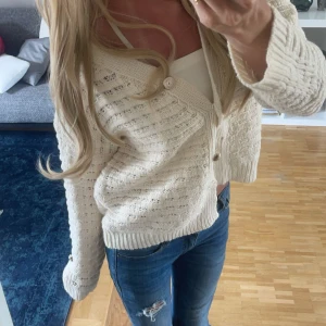 Mysig kofta med möster - Sååå söt kofta med mönster och knappar. Älskar denna💗 saknar en knapp