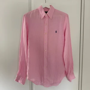 Ralph Lauren skjorta - En skit fräsch rosa Ralph Lauren skjorta i storlek S. Nypris ≈ 1500kr. 8/10 skick, använd men inga tydliga tecken på användning. Skriv vid frågor. 