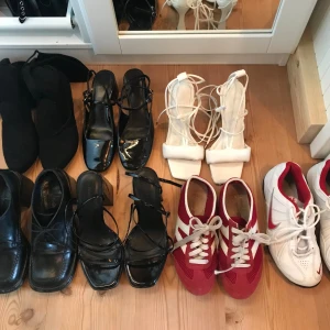Various shoes - Massor fina skor!, från 99kr. Några i nyskick och några med spår av av användning. Separata annonser kommer upp på min profil inom kort☺️
