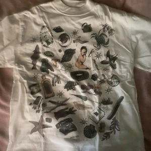 ascool t-shirt - jättesnygg t-shirt med olika små bilder på. inga defekter, köpt second hand. använd ett fåtal gånger av mig <3  passar S-M skulle jag säga! lite vintage vibe 