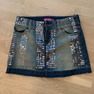 Lågmidjad jeanskjol  - Jättefin oandvänd jeanskjol som är i storlek 152 men jag kom i den när jag va en xs för referens 