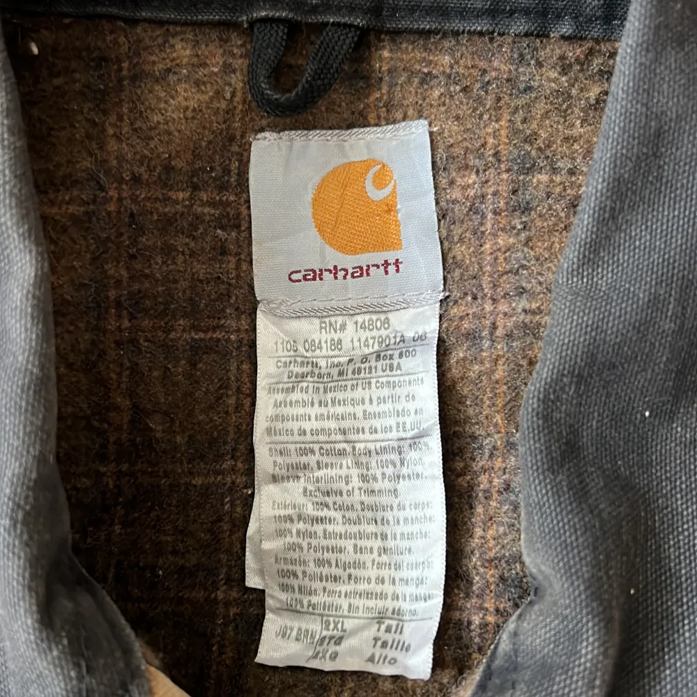 Svinfet Carhartt jacka importerad från USA. Köpt på ettresex i Stockholm. Genuin wear på allra bästa sätt. Se bilder för detaljer. Boxy fit, storlek 2XL men passar även XL. Perfekt höstjacka.  Mått:  65 cm på bredden 79 cm på längden 67 cm ärmlängd. Jackor.