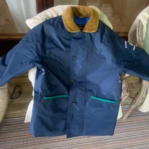 Retro jacka från Henry Lloyd  - Retro jacka från Henry Lloyd i storlek S. Rymlig och trendig!