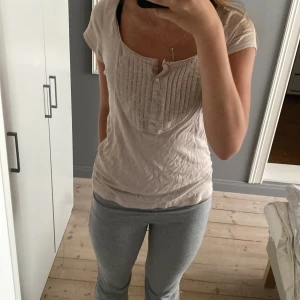 Jättefin t-shirt  - Jättefin T-shirt från HM. Köpt för längesedan. Helt okej skick men lite genomskinlig men de funkar om man har en vit bh under. 🤍