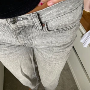 Lågmidjade jeans - Lågmidjade gråa jeans från Gina Tricot storlek 32 passar mig som är 164 och har xs 