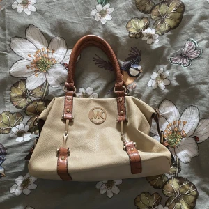 Michael kors liknande väska  - En väldigt snygg väska som liknar Michael kors. Den rymmer väldigt mycket och är skit snygg runt axeln, och är en bra vardags väska då den rymmer det du behöver för att överleva en dag så som smink,mat,mobil osv  (har några defekter)💋💋💋💕💕💕❤️❤️❤️