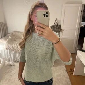 Stickad tröja - Säljer den här tunnare stickade tröjan som jag köpt här på plick🩷 sitter väldigt fint men kommer inte till användning🫶