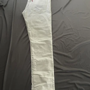 Levis 511 vita jeans  - Säljer dessa fina jeans för att inte passar mig. De är slim fit och i 9,5/10 skick. Kontakta vid frågor. Nypris: 1000kr