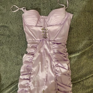 OhPolly klänning - Klänning från OhPolly. Endast provad. Ljuslila färg. 