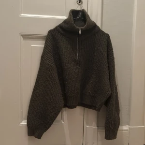 Grön half-zip från Gina Tricot - Grön stickad half-zip tröja från Gina Tricot i en ullblandning. I storlek XL men skulle säga att den passar mer en storlek S. Jag är en storlek S och har tröjan på mig på sista bilden för referens.