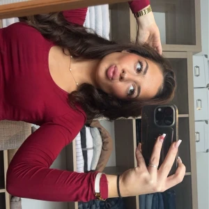 Topp  - Vinröd topp, med fin urringning: Sitter som en smäck mot kroppen och har ett otroligt material 