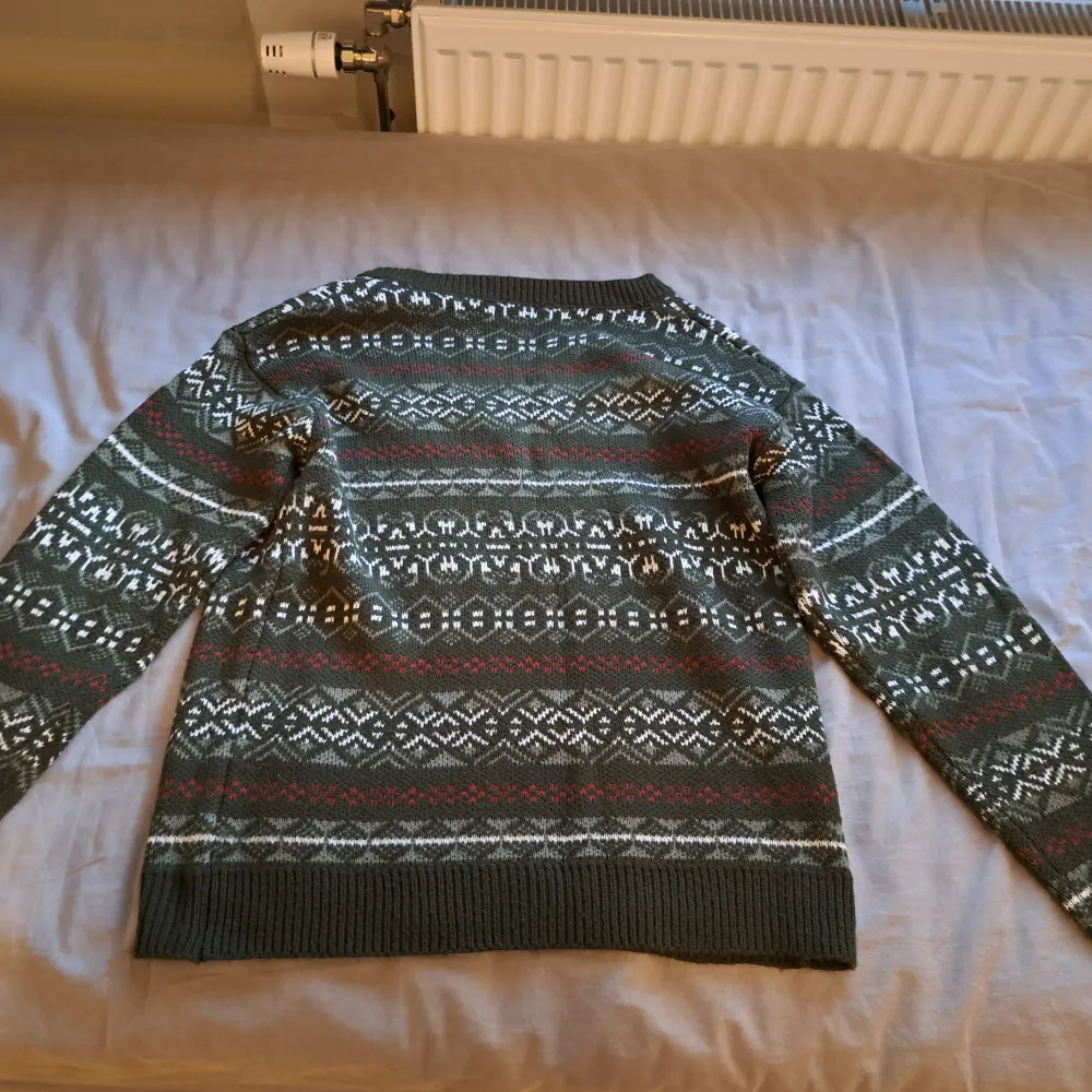 Grandpa sweater, ca storlek S eller M. köptes på shein när jag inte visste om problemen där. Använd 1 eller 2 gånger. Stickad.. Stickat.