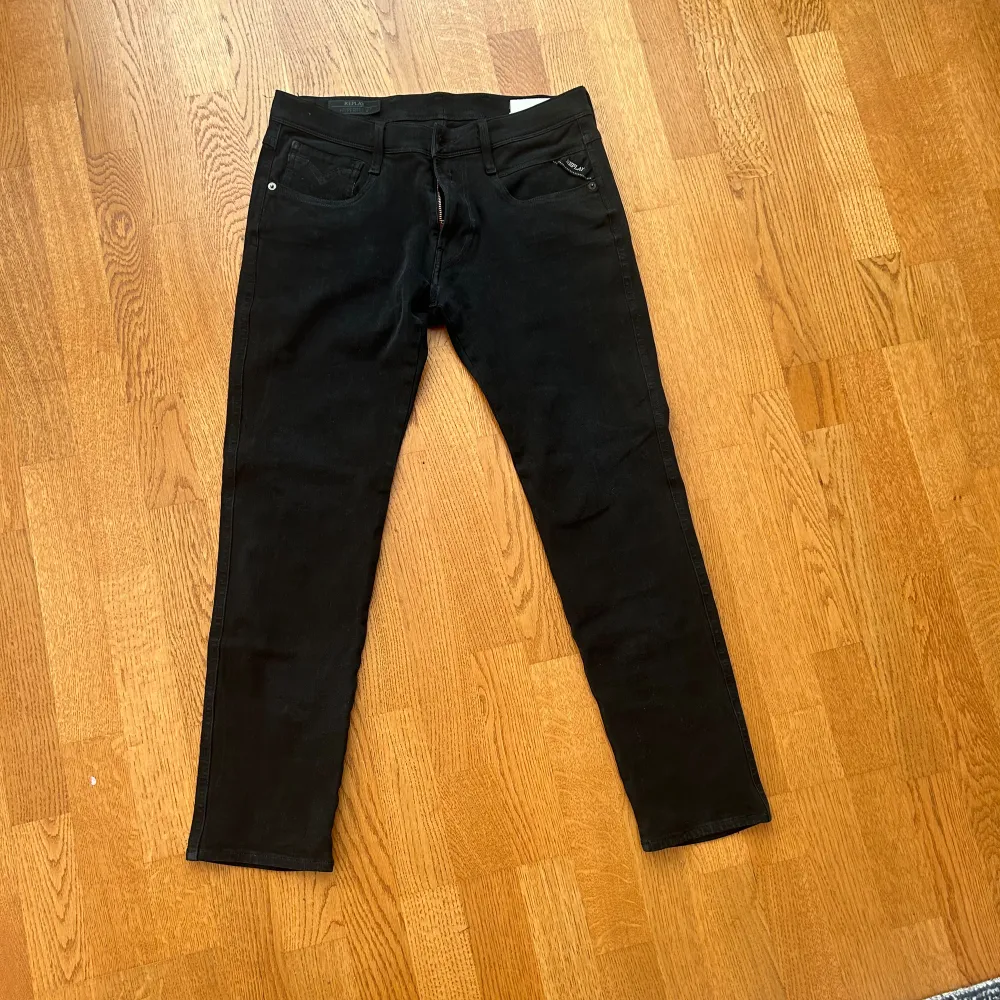 Säljer ett par replay svarta, skick 8/10 storlek 31/30 passar dig som är mellan  170-180 cm, pris kan diskuteras. Skriv om ni har fler frågor!😄. Jeans & Byxor.