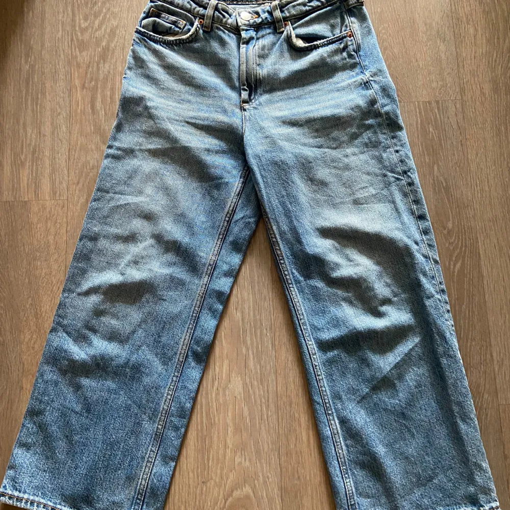 Jätte snygga baggy jeans som är i väldigt bra skick 💋💋 sitter bra på mig som oftast har s/xs byxor men kan behövas bälte ifall de är för stora och ska sitta bättre ❤️. Jeans & Byxor.