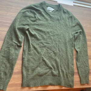 Lamulls tröja - Säljer en stickad lamulls tröja i storlek S. Inga hål eller några defekter. Nypris runt 800kr, tar även byten mot andra tröjor. Hör av dig vid mer bilder eller frågor.