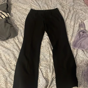 Kostym byxor  - Köpte dessa på Vinted, de är helt oanvända, dem var för korta för mig då den tidigare säljaren jag köpte de av har klippt dom kortare 