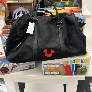 True Religion Dufflebag - Säljer nu en av mina mest fetaste plagg och tillbehör jag hör och det är denna feta läder dufflebagen från True Religion.  Den är köpt i Kanada för 2500kr men säljer nu för 1200kr! Priset går att diskutera men håller gärna en snabb affär som möjligt😁