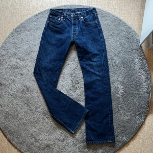 Levis jeans - Mörkblåa Levis jeans i bra skick som tyvärr inte passade mig. Kan gå ner i pris vid snabb affär.