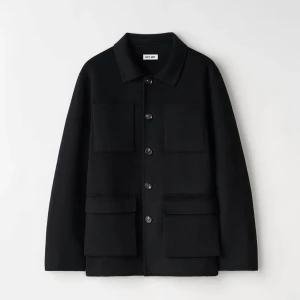 Soft Goat, Signature Jacket - Helt ny Jacka från Soft Goat, gjord i en ullblandning, med 10% cashmere. med fickor och knappar. I Unisex. ALDRIG använd endast testad. I en oversized storlek M.   Nypris: 4.895 kr